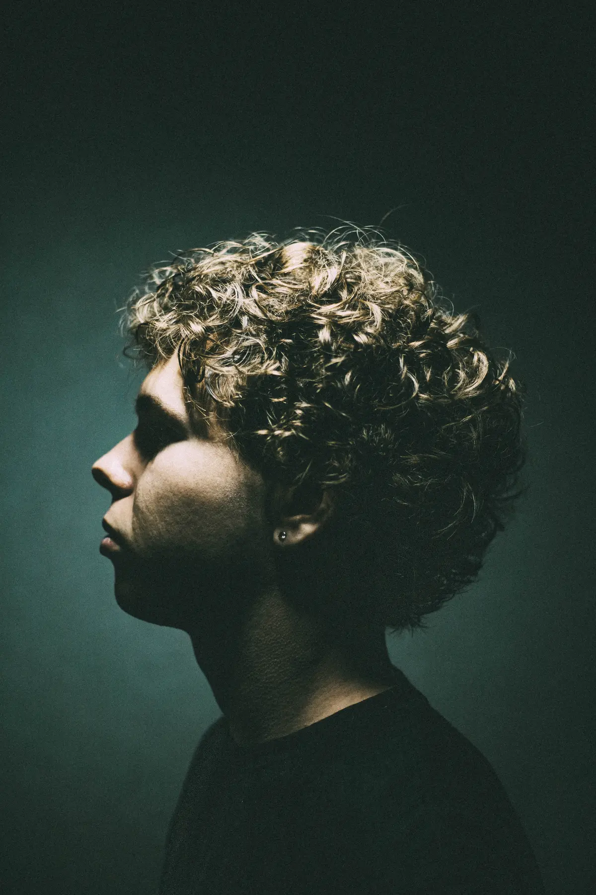 Художественный портрет с кудрявыми волосами