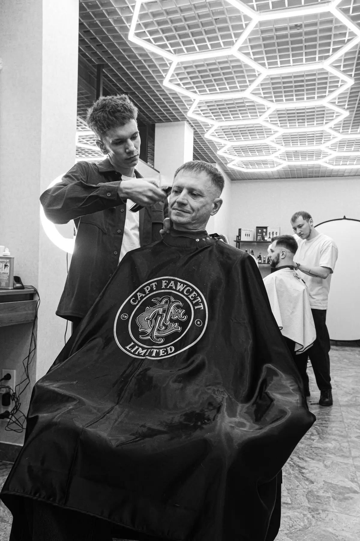 Стрижка в накидке Captain Fawcett