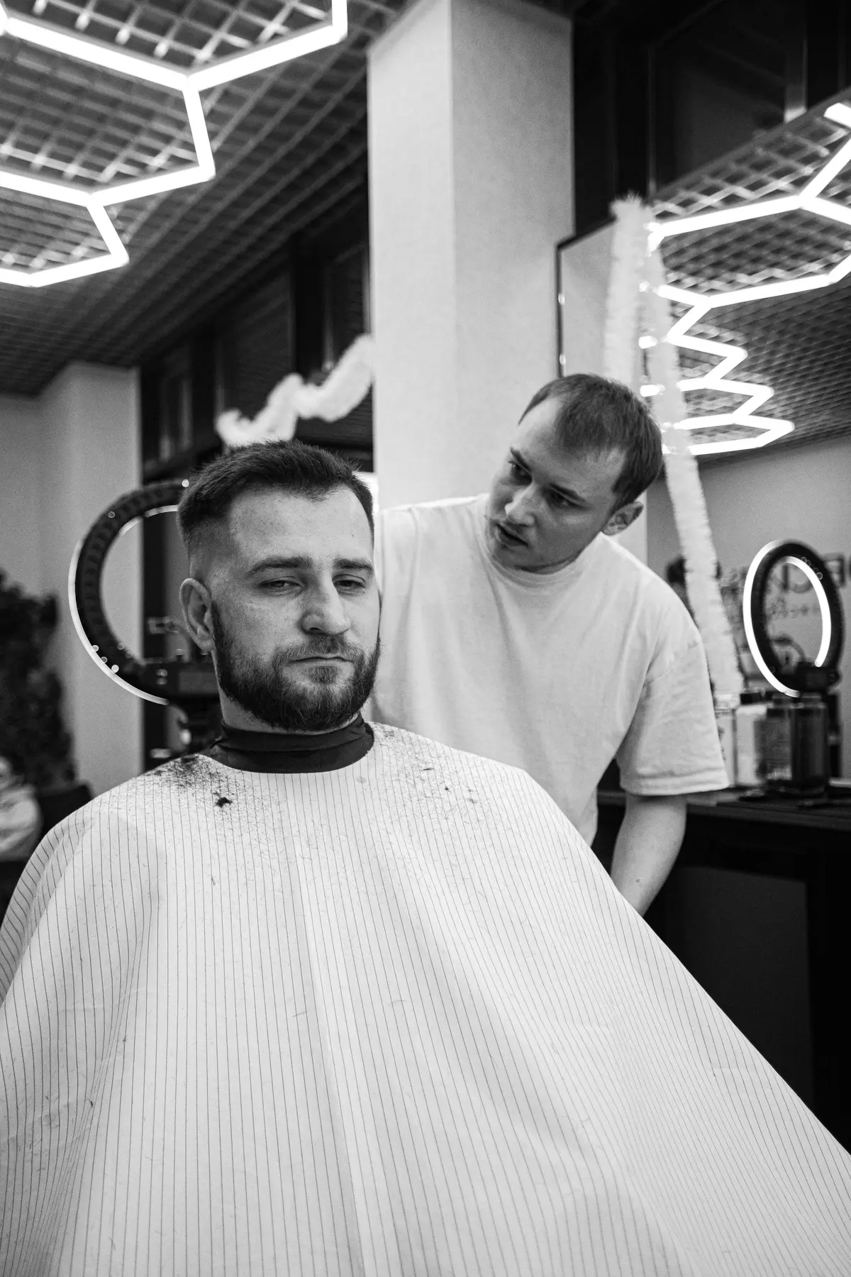 Довольный клиент после стрижки